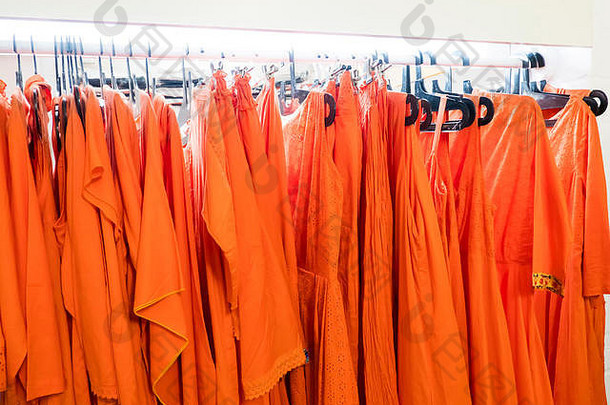 休闲时尚色彩斑斓的彩色的橙色棉花女人女衣服悬挂器店里市场夏天春天集合商店展厅