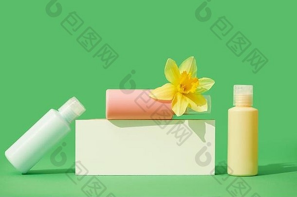 多彩色的容器化妆品瓶花空空白品牌自然美产品概念绿色背景