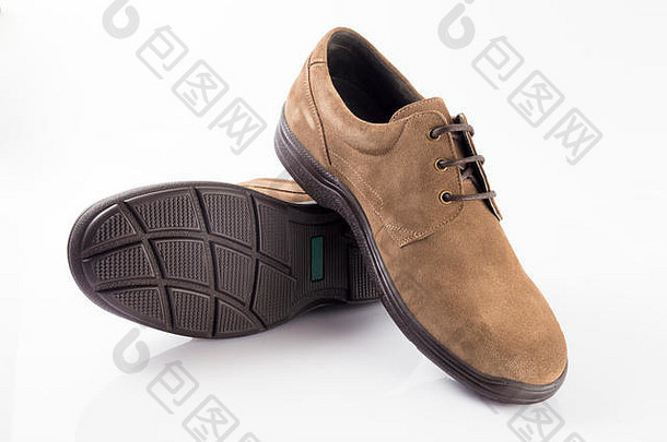 白色背景的棕色<strong>男皮鞋</strong>，独立产品，舒适鞋款。