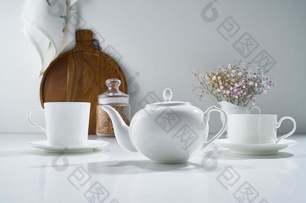 作文白色瓷tea-ware光灰色的背景精致的花束花