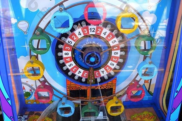 游乐场游乐场游乐设施和老式老虎机，颜色鲜艳背景图片
