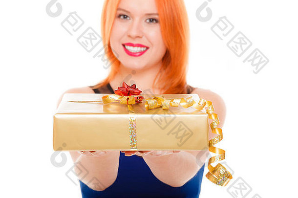 圣诞节x-mas冬季或情人节，生日概念-红发女孩手持金色礼盒摄影棚拍摄