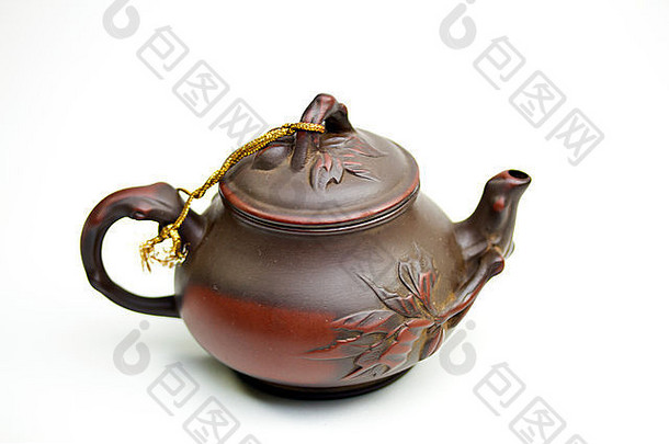 白色背景上的中国泥茶壶