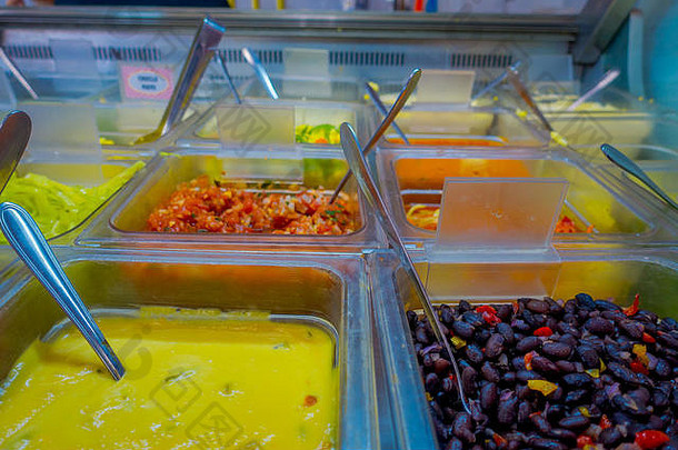 视图美味的各种各样的沙拉酱汁内部透明的盒子食物商店他们社区圣地亚哥