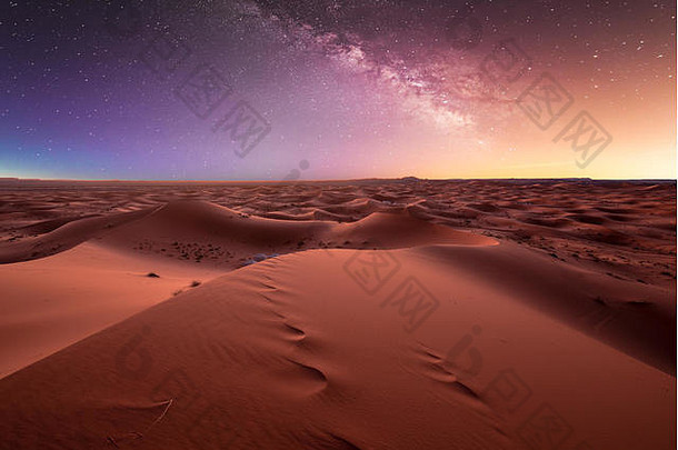 在非洲摩洛哥默佐加附近的撒哈拉沙漠中，沙丘上的银河。美丽的沙滩景观，夜晚星空璀璨