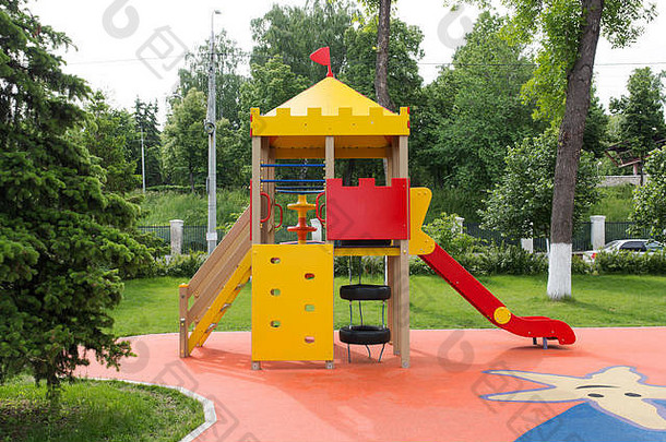 现代操场上设备现代色彩斑斓的孩子们操场上院子里公园图像背景操场上活动公共公园