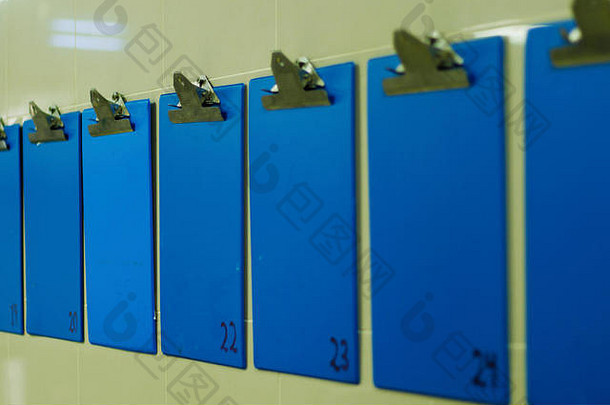 墙上的蓝色信息夹板