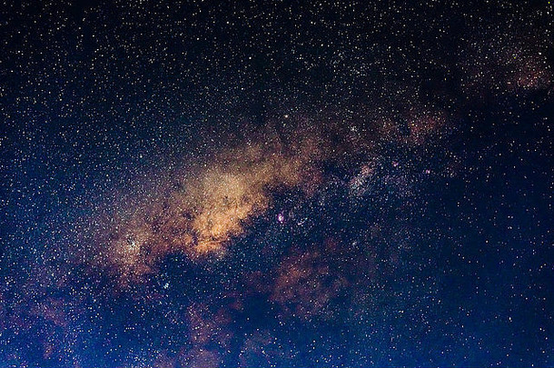 银河系的美丽和清澈，以及它五彩缤纷的核心的特写镜头。在4000米fr处捕获的长曝光