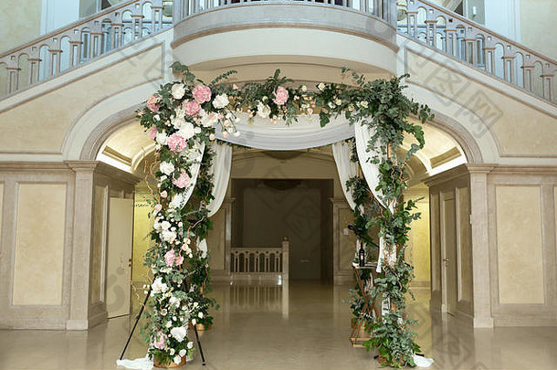 婚礼婚礼彩棚装饰新鲜的花室内宴会大厅婚礼仪式奢侈品婚礼花店装饰艺术作品