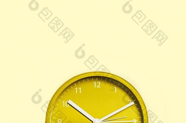 黄色背景上橙色时钟的局部视图，带有空间。
