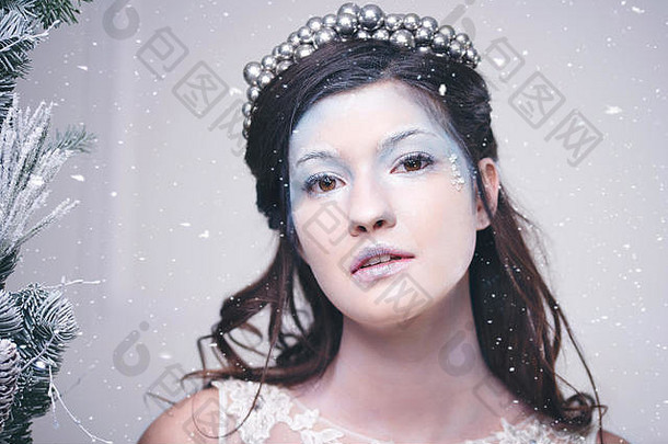 肖像美丽的雪女王下降雪