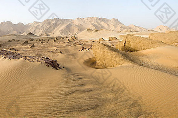非洲埃及达赫拉绿洲悬崖上的雅丹和沙丘
