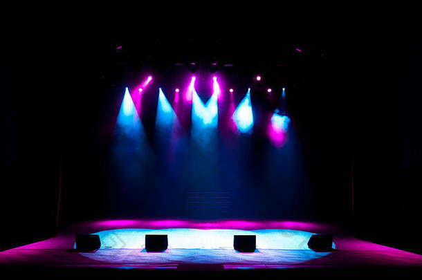 自由舞台灯光、彩色聚光灯灯光和烟雾。