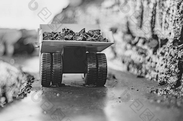 展览中的煤矿风光中的玩具卡车