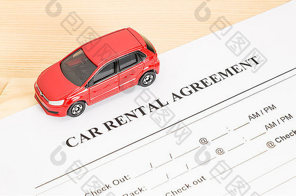 汽车租赁协议，左视图为红色汽车。汽车租赁协议或法律文件