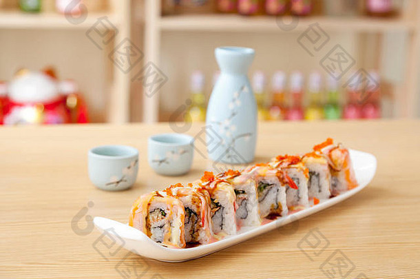 在一家传统的日本餐厅里可以看到美味的Maki寿司。