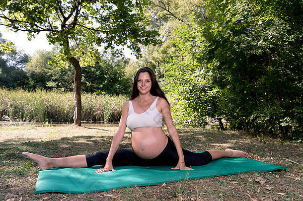 妈妈瑜伽怀孕分裂席