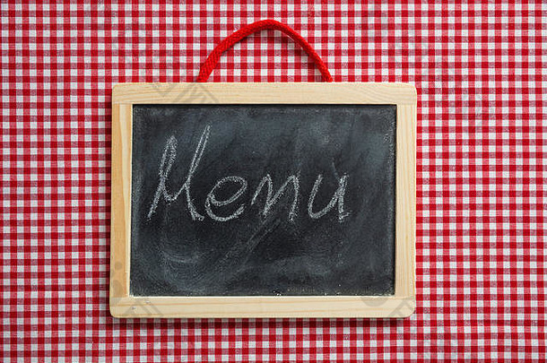 菜单概念。手写文本菜单黑板，红色格子野餐桌布
