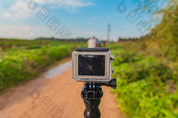 GoPro动作摄像机在农村地区的泥路上。