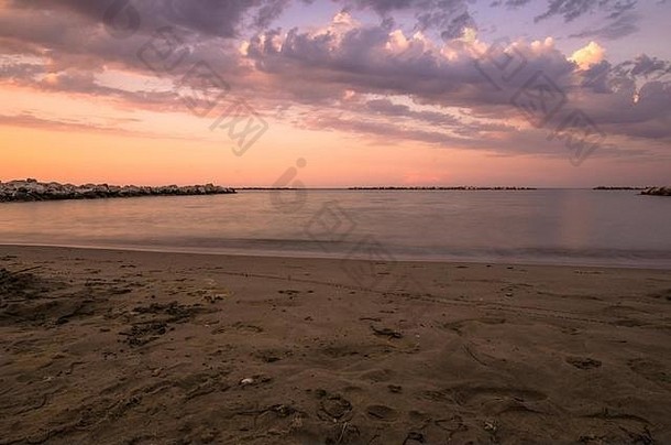 色彩斑斓的海景海滩平静海日落