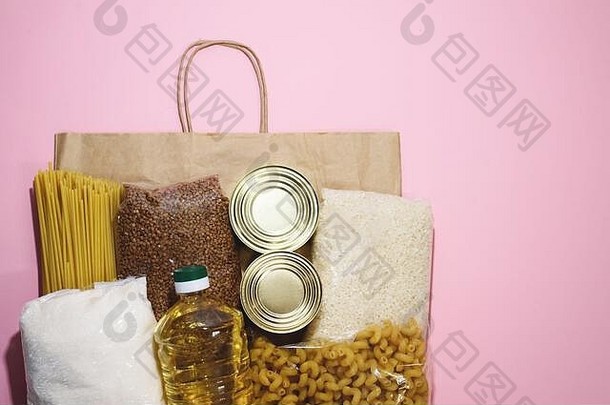 食物产品交付平躺捐赠食物工艺纸袋粉红色的背景冠状病毒捐赠食物空间文本前视图
