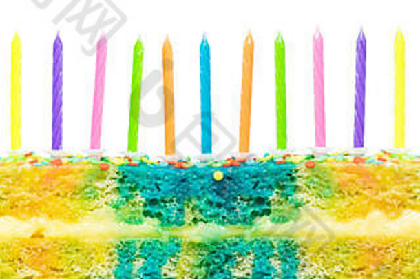 五颜六色的生日蛋糕，上面有许多五颜六色的蜡烛。在白色背景上隔离