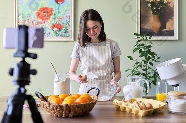 少女食品博主在家厨房里做橙色煎饼