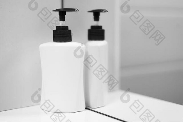 白色瓶肥皂反射镜子特写镜头照片
