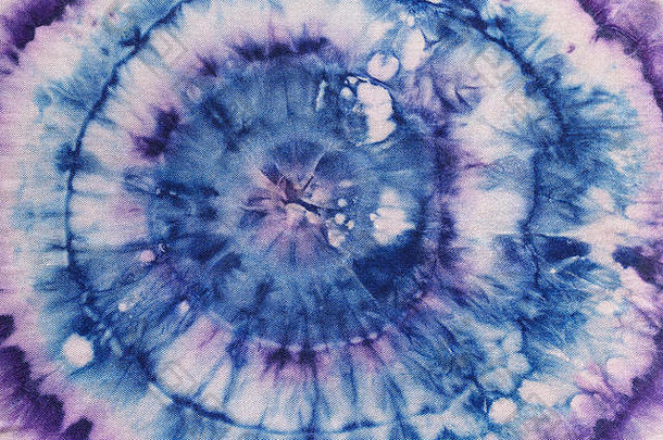 丝球蜡染上蓝紫色同心圆的抽象图案