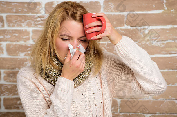 流鼻涕感冒的症状。小贴士如何摆脱感冒。治疗应该有助于快速战胜感冒。那个女人打喷嚏感觉很不舒服。感冒和流感的治疗方法。戴围巾或手巾的女孩头痛。