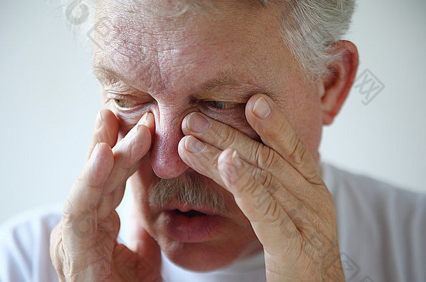 一位年长的男子试图缓解他的鼻塞。