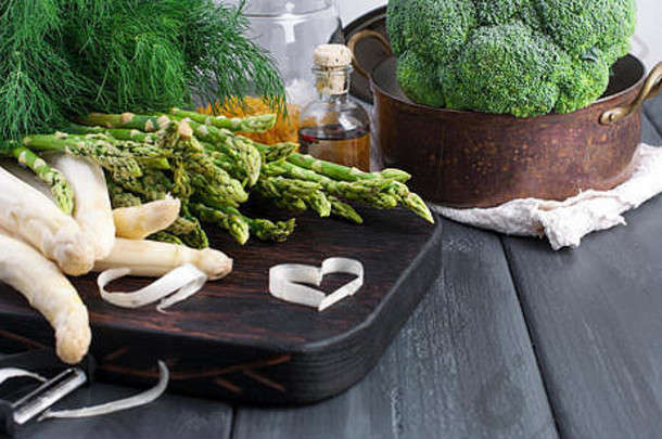 绿色蔬菜烹饪晚餐西兰花莳萝白色绿色芦笋健康的食物素食主义排毒复制空间横幅