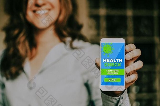 手机屏幕上的健康检查应用程序，由女士手持。