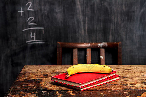 书香蕉桌子上前面黑板上
