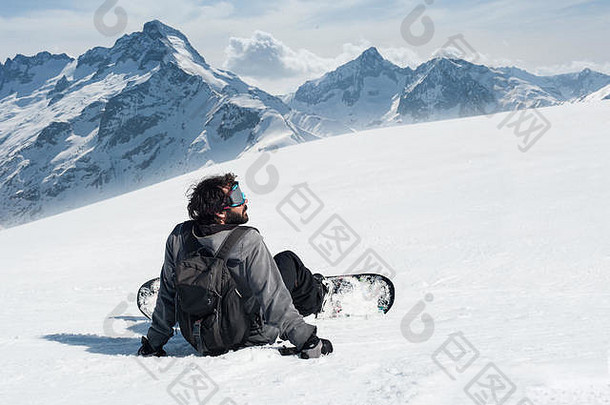 <strong>滑雪板</strong>运动员坐在山顶上。法国阿尔卑斯山冬季风景区，Les 2 Alpes