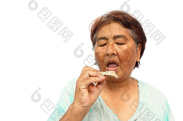 古老的女人开放口准备把假牙孤立的背景