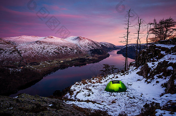 基斯野生营帐篷《暮光之城》美丽的粉红色的日落乌鸦峭壁湖瑟尔米尔英语湖区