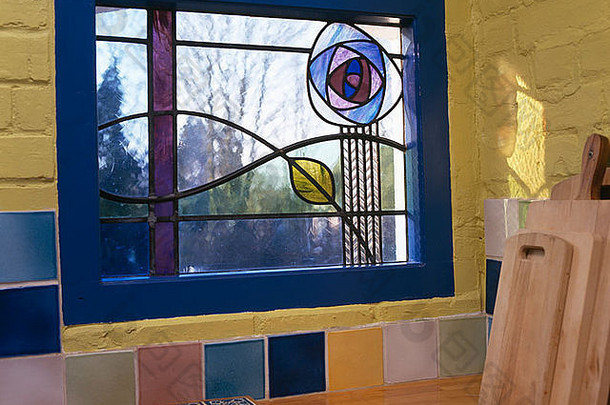 特写镜头艺术nouveau-style彩色玻璃窗口