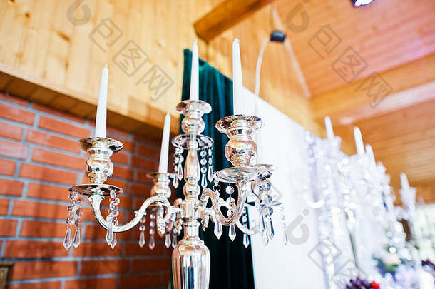 优雅的婚宴桌，配有食物和装饰。银色复古烛台