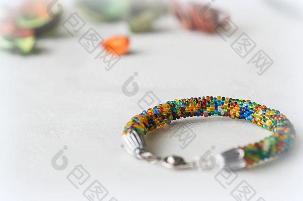 串珠手镯由不同颜色的小珠子制成