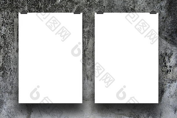 灰色风化石墙背景下两个用夹子悬挂的空白框架的特写