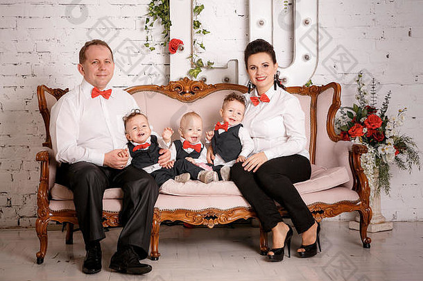 幸福大家庭：母亲、父亲、三胞胎儿子