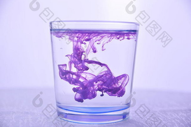 白底上水的玻璃，紫色油漆