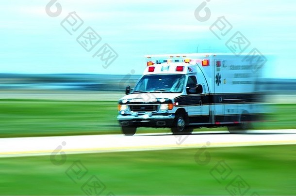 救护车开动了。紧急电话。美国救护车在高速公路上。美国内布拉斯加州。