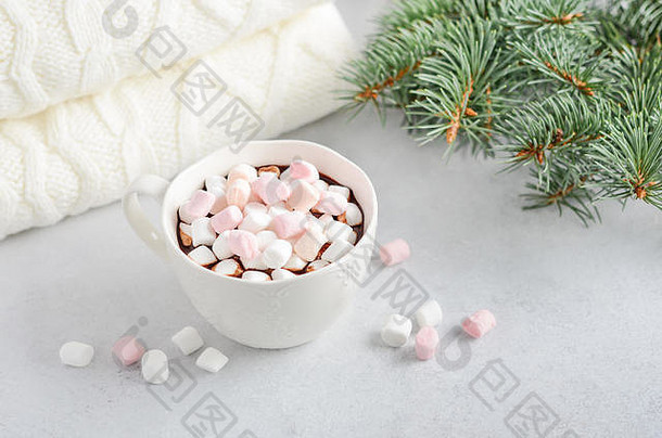 杯热巧克力棉花糖灰色的混凝土背景圣诞节概念