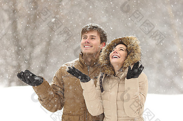 有趣的夫妇看雪冬天降雪假期