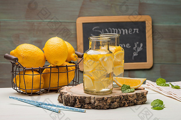 柠檬石灰片罐子吸管夏天木背景