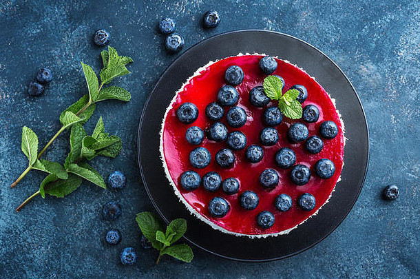 美味的蓝莓蛋糕配新鲜浆果和果酱，美味的芝士蛋糕