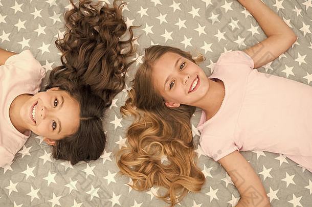 孩子们卷曲的发型放松头发卷曲的早....女孩孩子们长头发躺床上前视图护发素面具有机石油头发闪亮的健康的令人惊异的头发提示