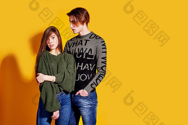 夫妇休闲衣服摆姿势牛仔裤类型商业时尚风格黄色的墙